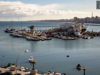 Estremit� del molo che � caratterizzata anche dal bianco edificio del Barion Sporting Club: il pi� antico circolo nautico della citt�
